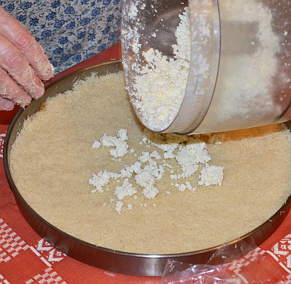 adding cheese to make kanafeh