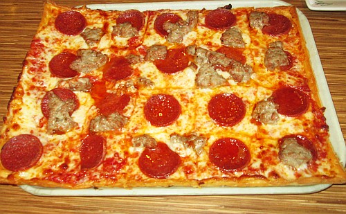 Pizza with sausageand pepperoni