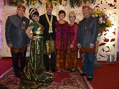 Wedding in traditional Balinese costumes