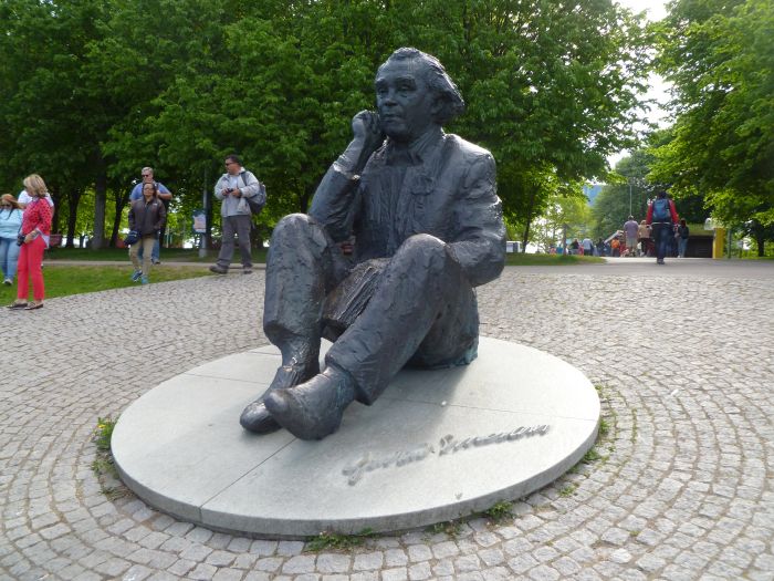 Gustav Ernesaks statue