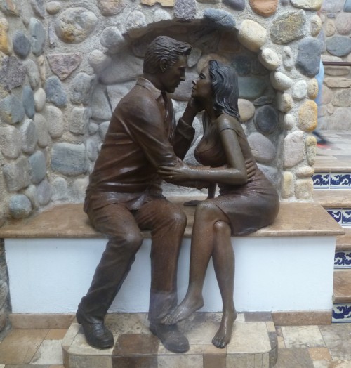 Bronze statue of Richard Burton and Elizabeth Taylor