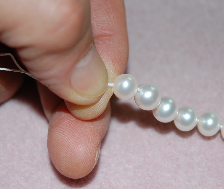 Pearl Necklace knotting