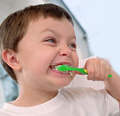 Niño cepillandose los dientes